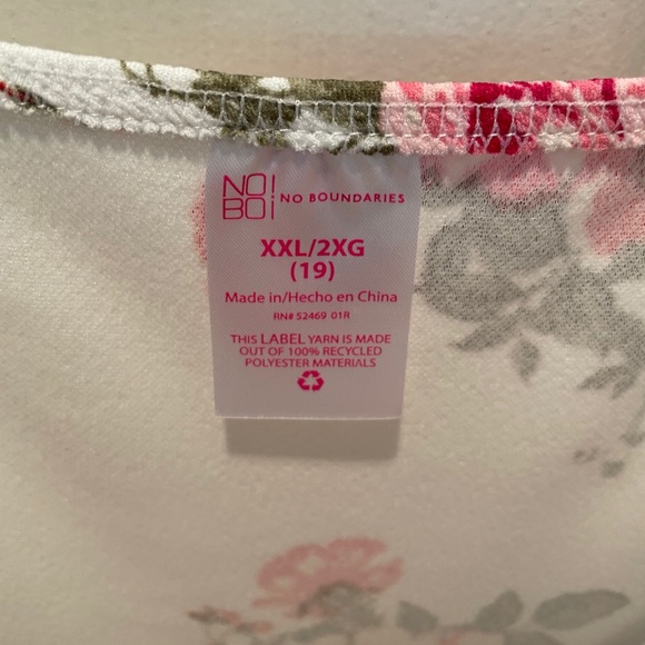 White and floral shorts romper - Picture 3 of 3